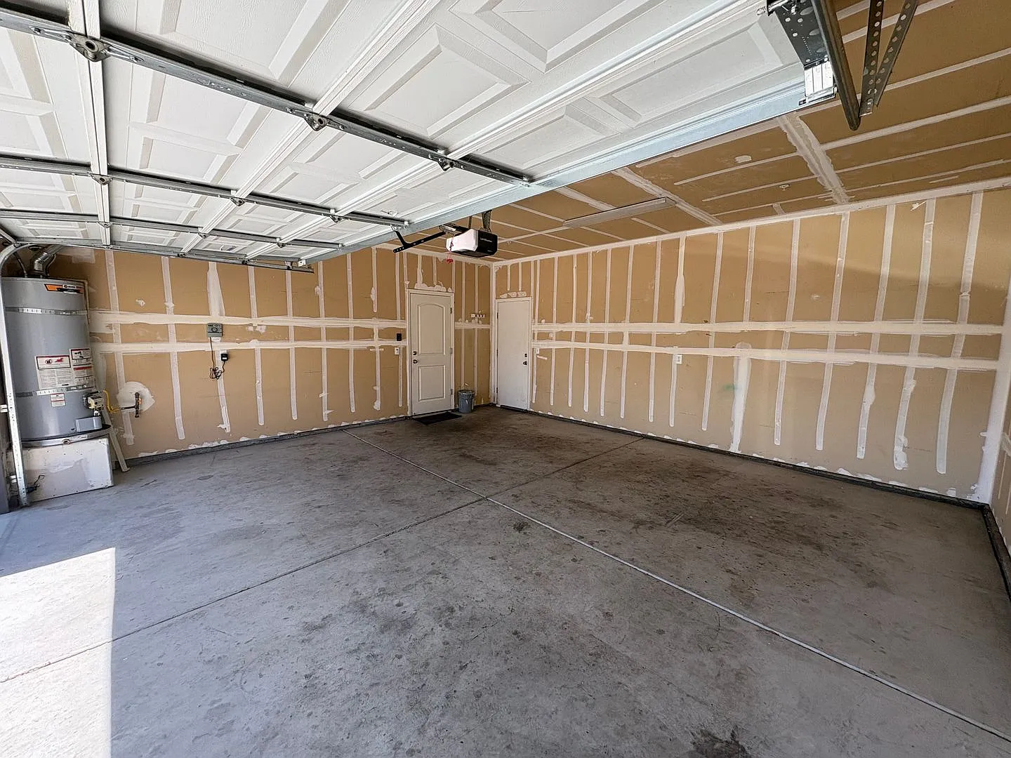 Beautiful home in a gated community Rent Ready! — Photo 2