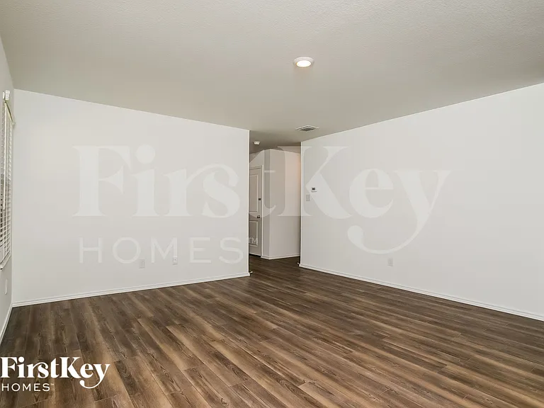 1614 River Crossing Dr — Photo 3