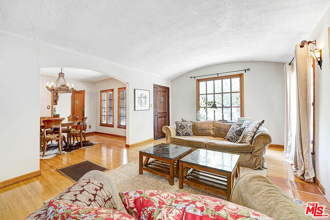 3 bed, 2.0 bath, 1638 sqft, $5,100 — Photo 4