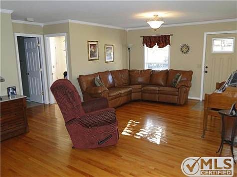 4th image of 202 Eisenhower Dr