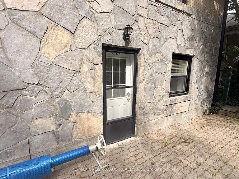 23 Burnview Cres — Photo 3