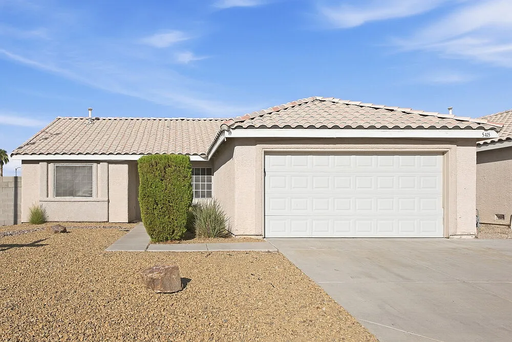 3 bed, 2.0 bath, 1374 sqft, $2,050 — Photo 1