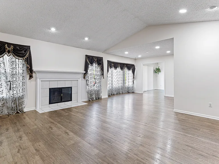 42137 Trent Dr — Photo 2