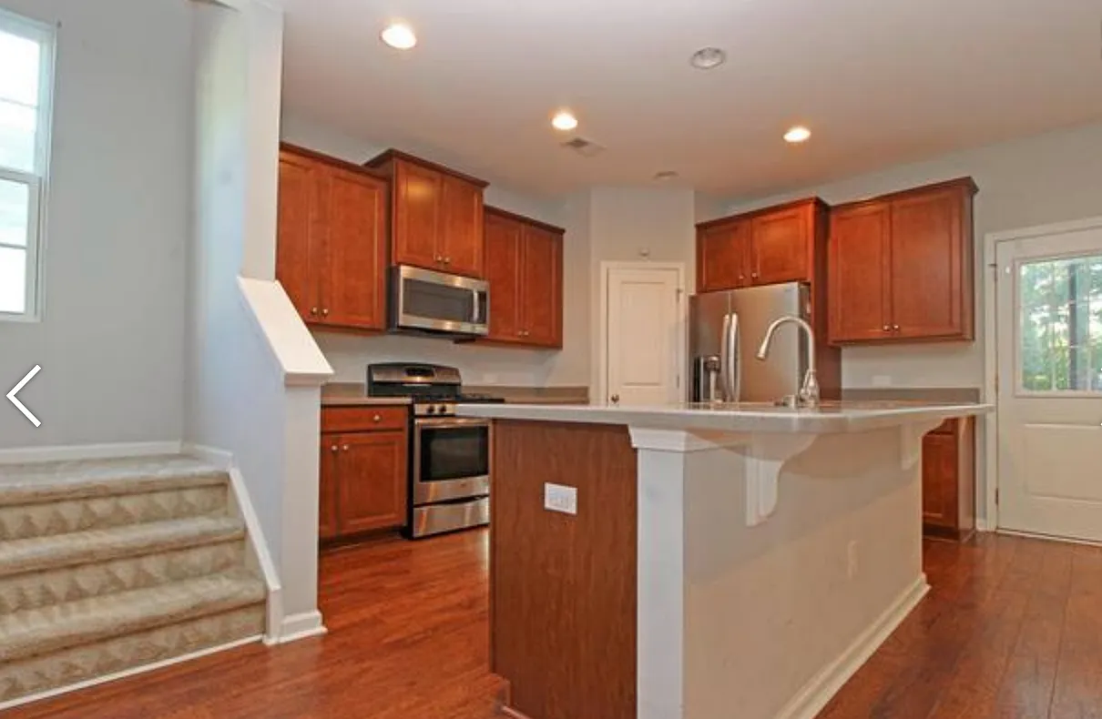 3 bed, 2.5 bath, 2006 sqft, $2,400 — Photo 4