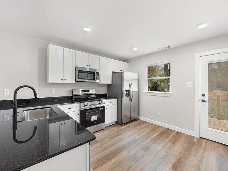 712 S 28th St — Photo 33