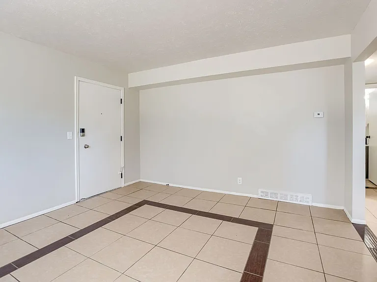 1330 S 30th Ave — Photo 2