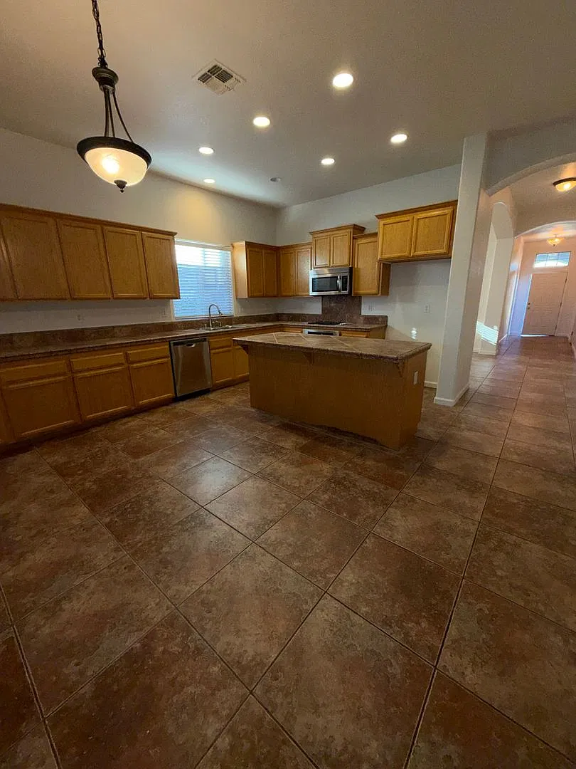 Beautiful Home In Gated Community In Roseville!! — Photo 2