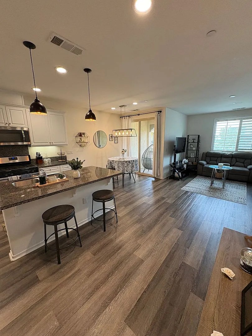 Beautifully Upgraded 2 Bedroom, 2-Bathroom Condo--Ontario — Photo 1