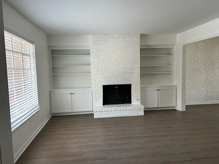1219 Saxony Ln — Photo 4