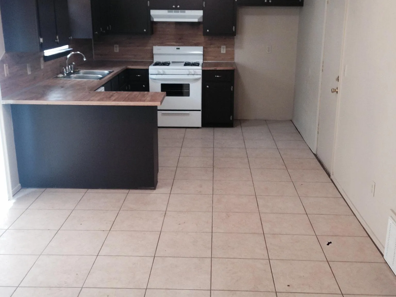 513 E Waco Street — Photo 2