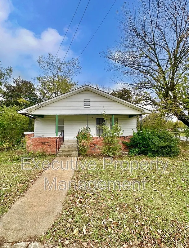 3 bed, 1.0 bath, 1152 sqft, $900 — Photo 1