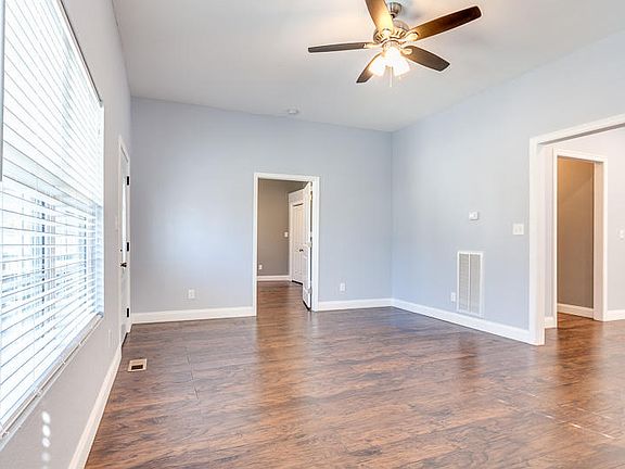 3rd image of 2632 Woodbine Ave