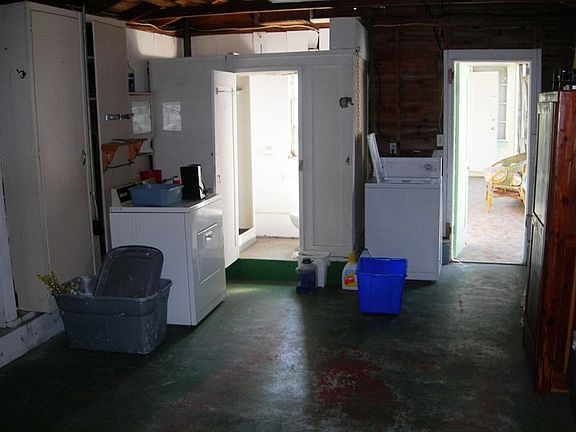 Over sized garage w/bath