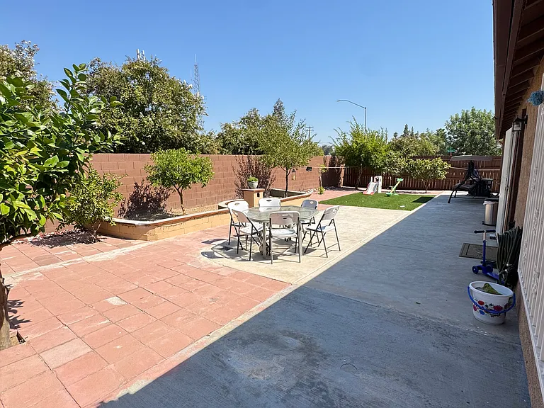 2226 N Vernal Ave — Photo 8