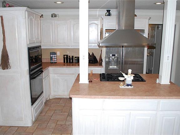 5th image of 832 Patti Dr