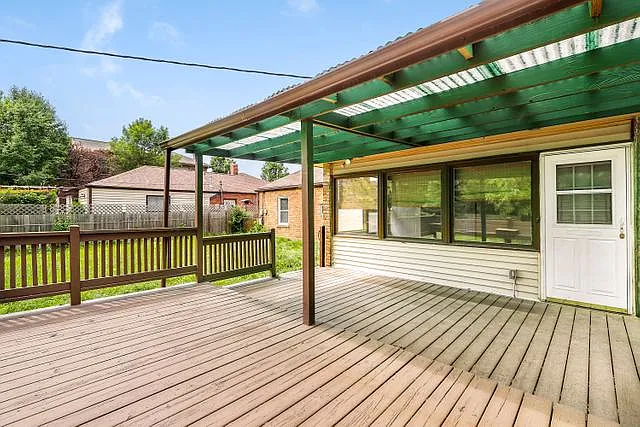2821 Dempster St — Photo 10