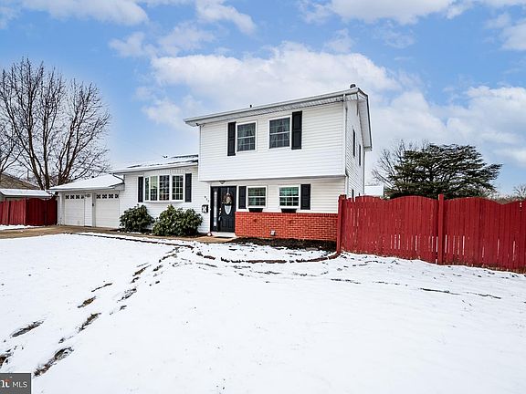 3rd image of 917 Janice Dr