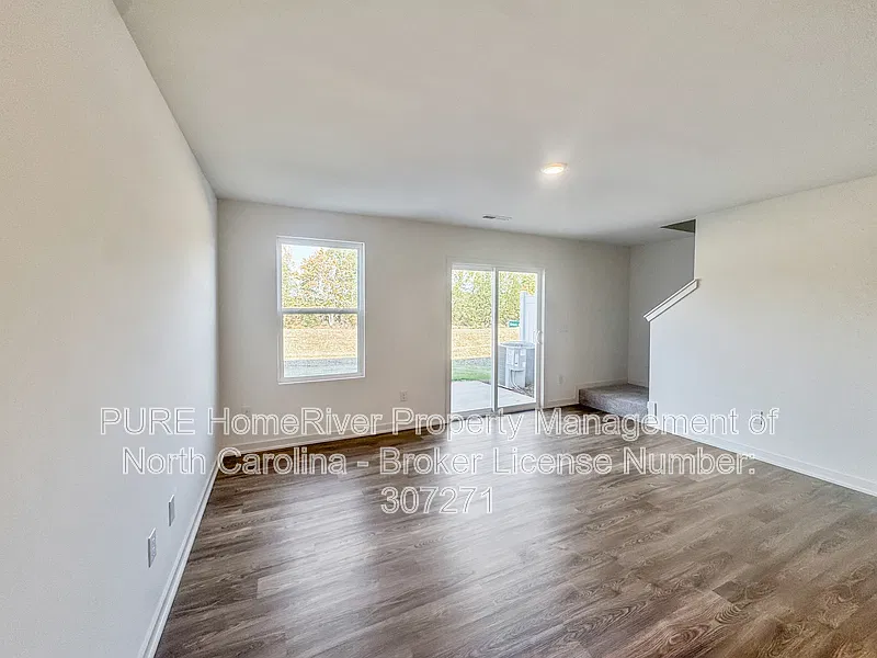 3 bed, 2.5 bath, 1648 sqft, $1,675 — Photo 2