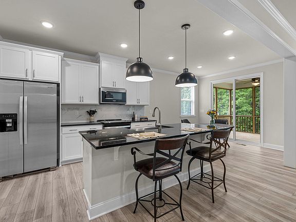 5th image of 220 Karlov Rd