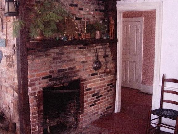 decorative fireplace (does not work)