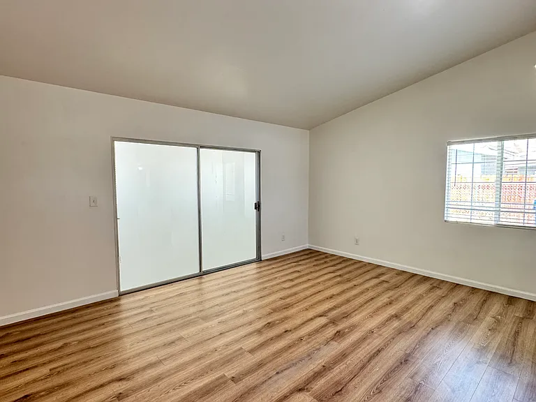 21325 Bancroft Ct — Photo 6