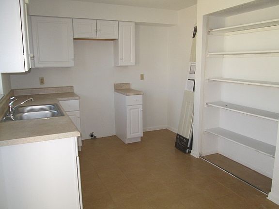 5th image of 160 Crowell St