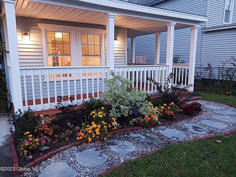 2nd image of 1071 Laura Street