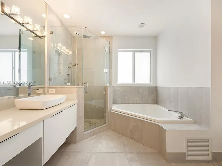 2938 Catalina St — Photo 18