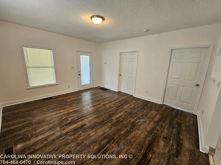 610 N Pear St — Photo 4