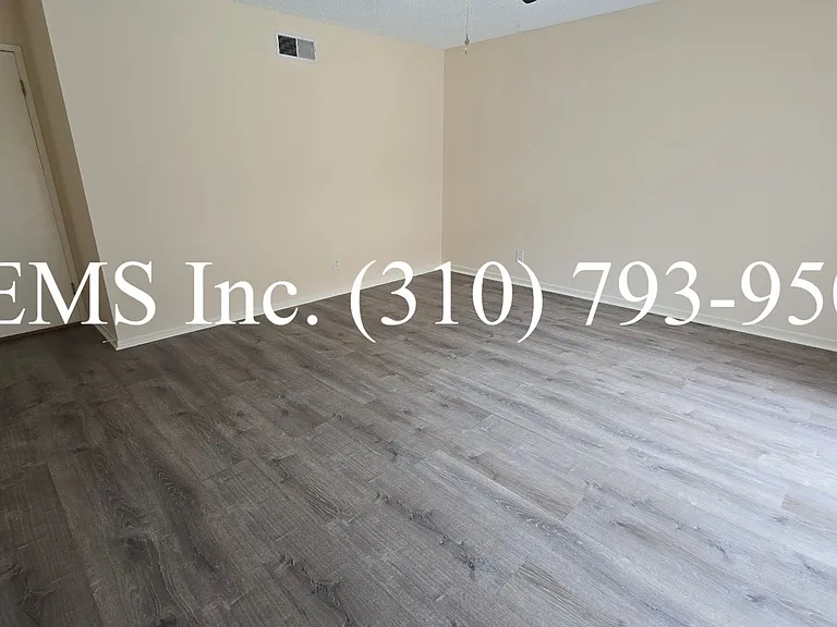 15025 Archwood St — Photo 20