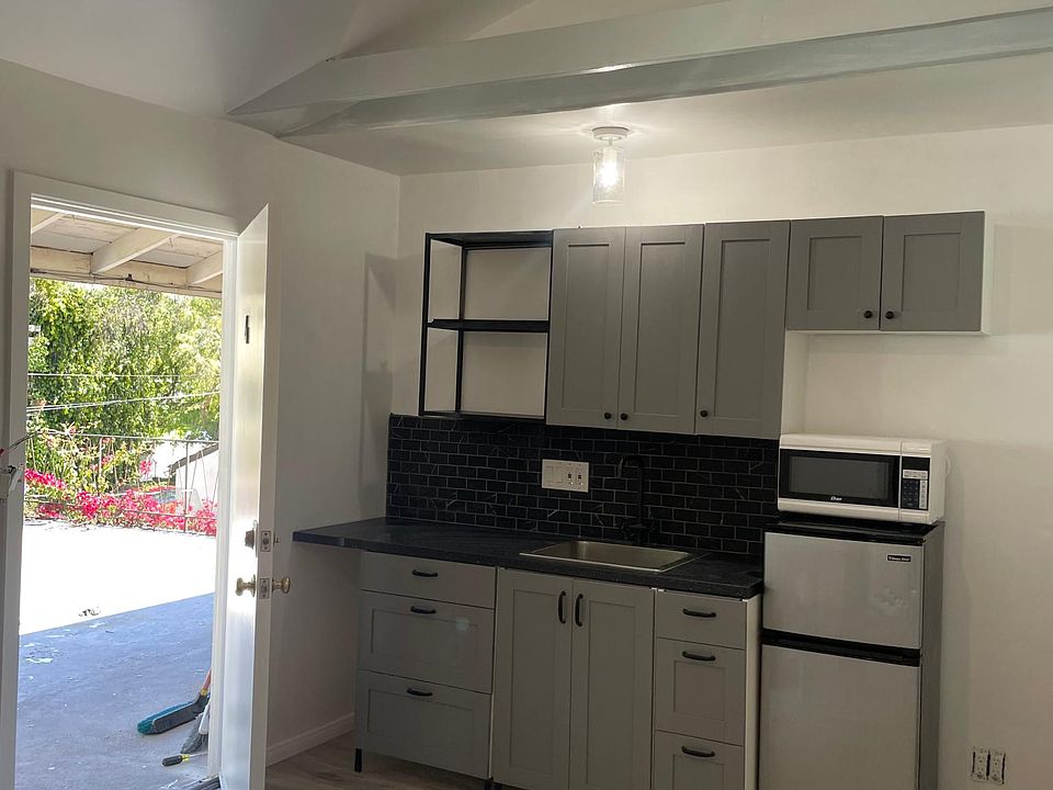 1st image of 4811 Farmdale Ave #4