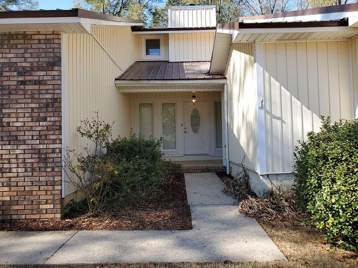 Building Photo - 111 Liveoak Dr