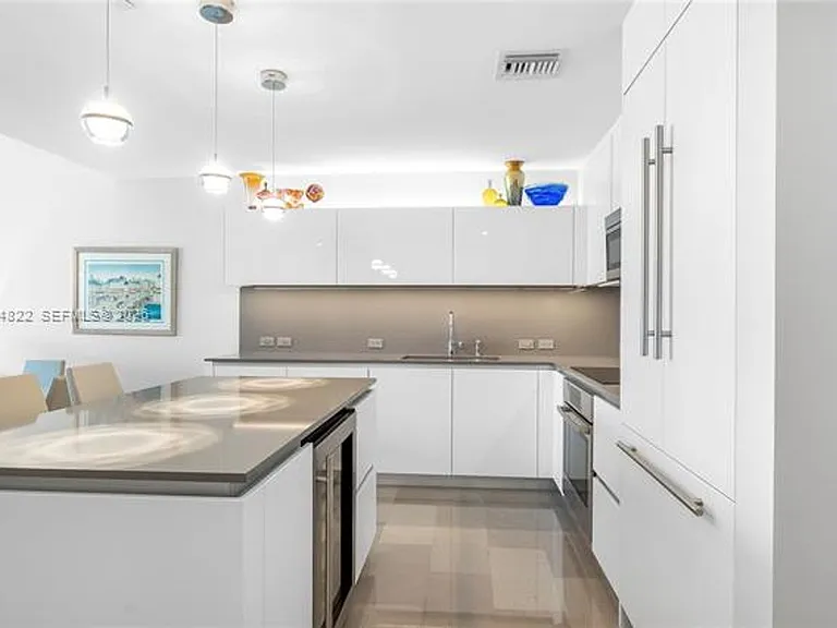 68 SE 6th St #CU-810 — Photo 3