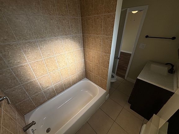 4th image of 1336 W 73rd St #5