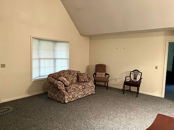 3rd image of 407 Shannon Ln