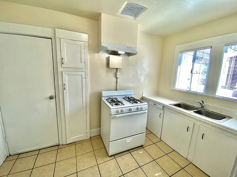 1032 W 1st St #B — Photo 4