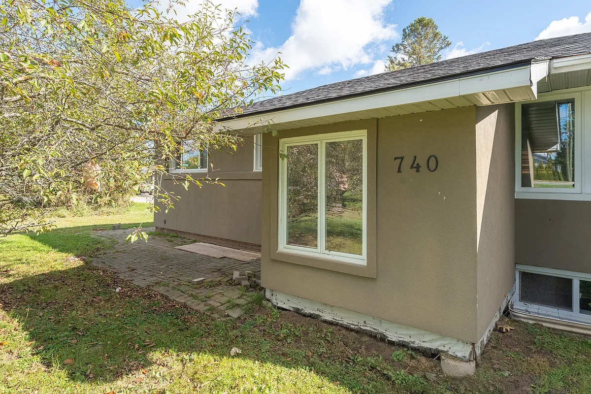 Building Photo - 740 Collins Bay Rd #1