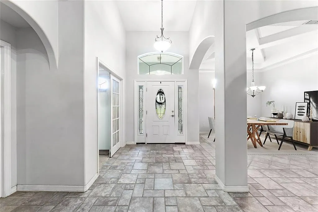 4 bed, 2.0 bath, 2501 sqft, $3,900 — Photo 3