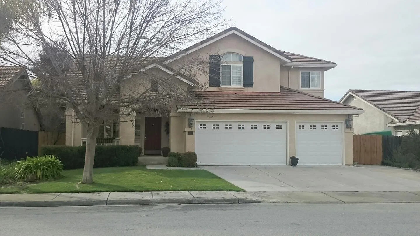 1020 Hickory Ct photo 1