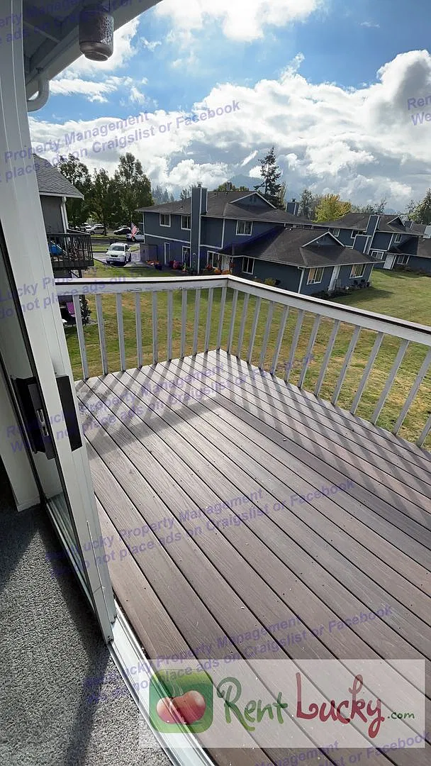 Cute 2-Bedroom Unit in Nice 4-plex in Great Enumclaw Location!! — Photo 1