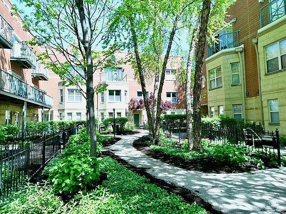 2nd image of 4530 S Woodlawn Ave Unit 406