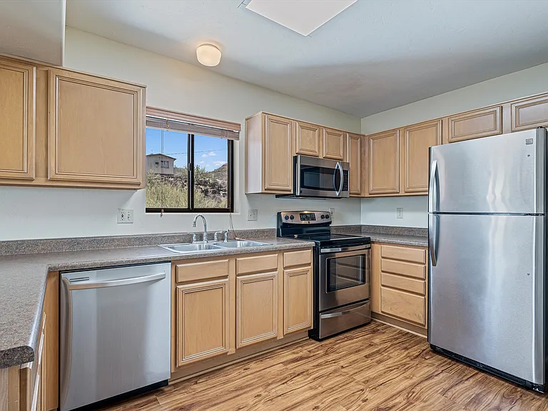 311 N Hillside Dr — Photo 6