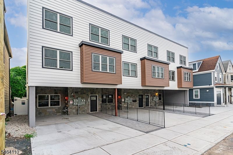 1st image of 643 S 10Th St