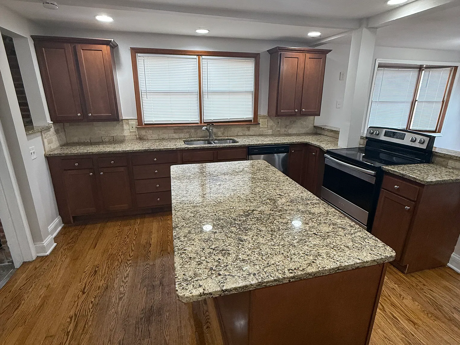 4 bed, 1350 sqft, $2,400 — Photo 4