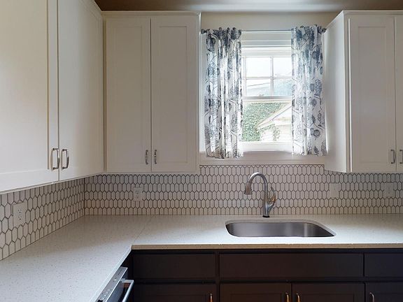 4th image of 1318 Woodward Ave