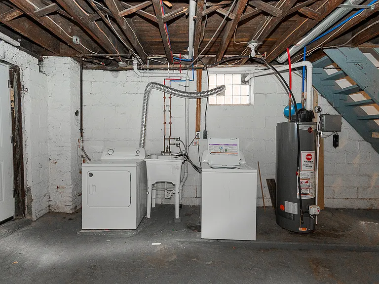 2225 Bensonia Ave — Photo 32