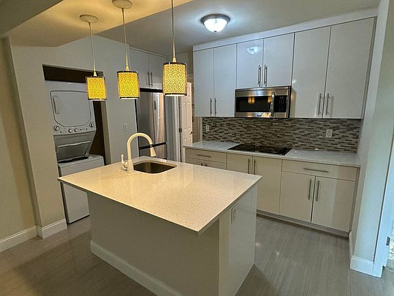 4th image of 916 NE 15th Ave APT 3
