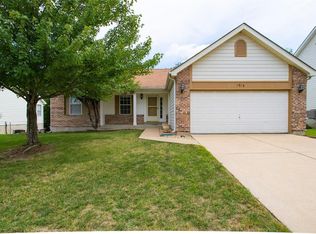 1916 Fox Pointe Dr, Arnold, MO 63010