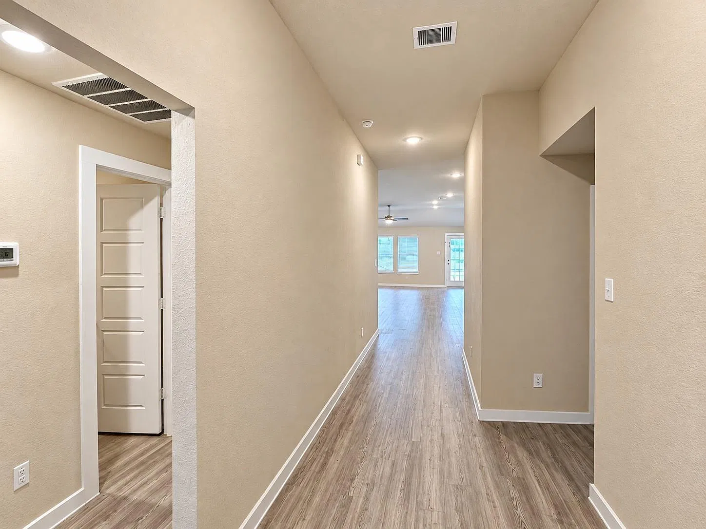 4 bed, 2.0 bath, 1951 sqft, $2,550 — Photo 4