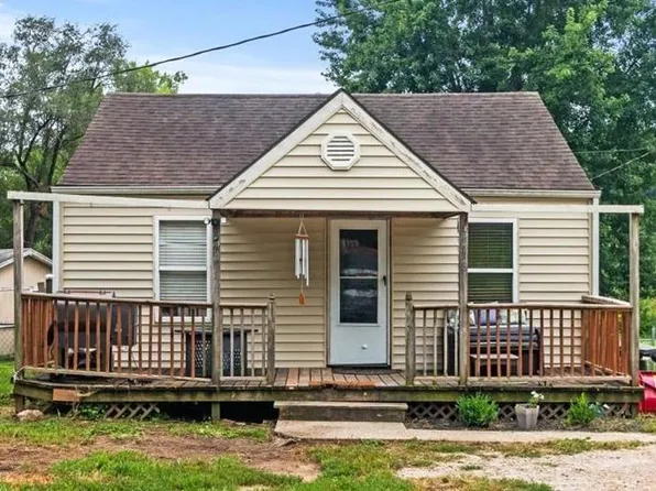 2418 Park Ln, Oak Grove, MO 64075